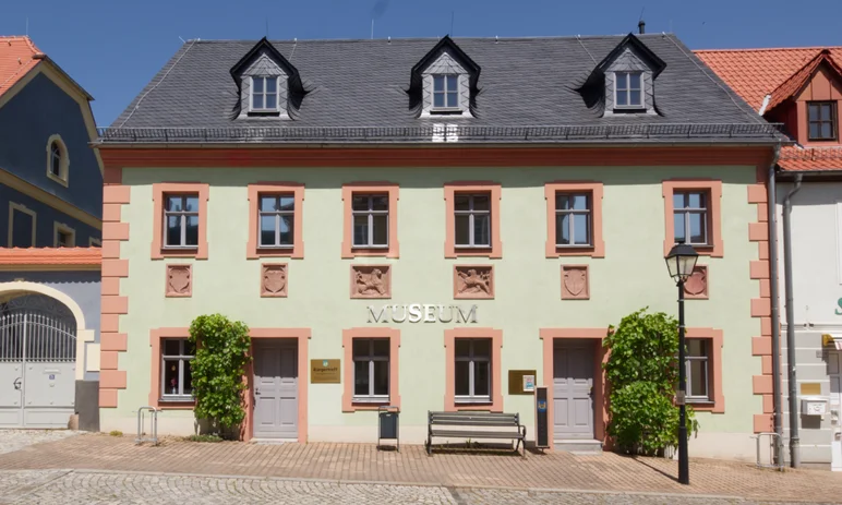 Außenansicht eines Spätbarockbaus mit der Aufschrift "Museum"