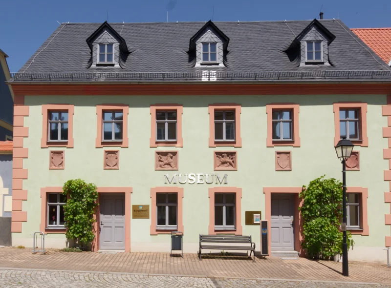 Außenansicht eines Spätbarockbaus mit der Aufschrift "Museum"