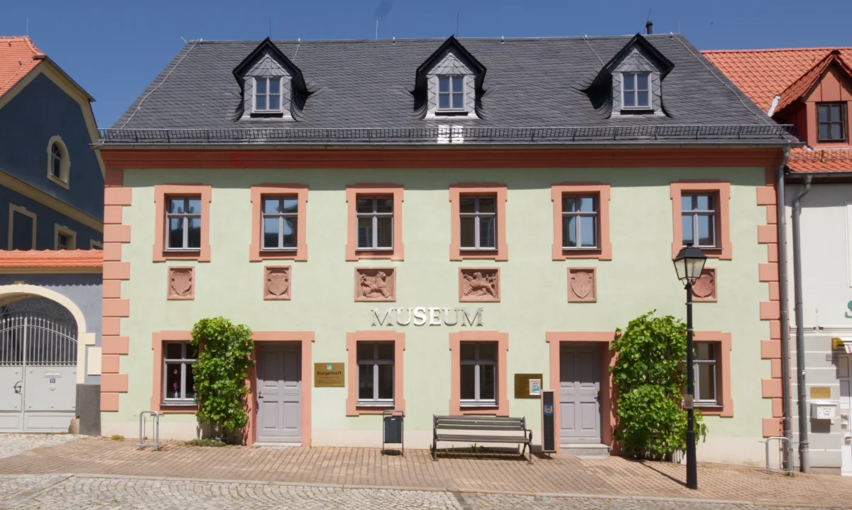 Außenansicht eines Spätbarockbaus mit der Aufschrift "Museum"