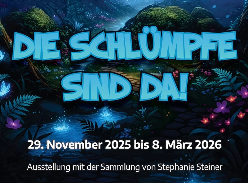 Schriftzug des Ausstellungstitels "Die Schlümpfe sind da!" vor dunklem märchenhaften Waldboden