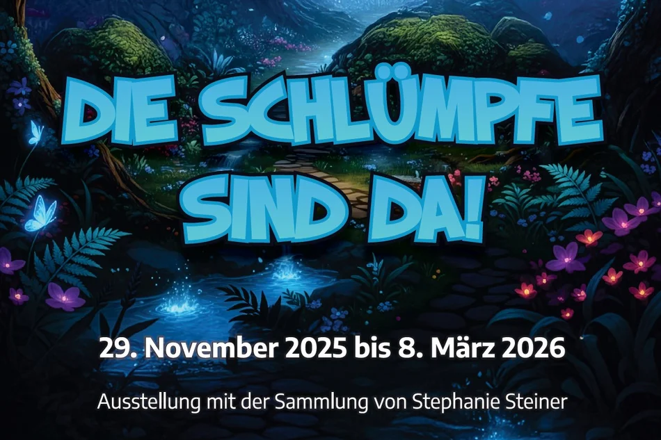 Ausstellungsplakat Schriftzug des Ausstellungstitels "Die Schlümpfe sind da!" vor dunklem märchenhaften Waldboden