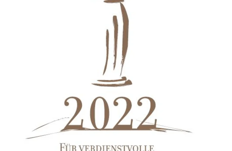 Logo der Auszeichnung „Ehrenamt in der Kultur 2022“ Das Foto zeigt das Logo der Auszeichnung für verdienstvolle ehrenamtliche Arbeit zur Förderung der sächsischen Kultur 2022. Es enthält eine von einem kleinen, geschwungenen „e“ gekrönte, stilisierte klassizistische Säule.