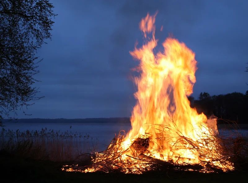 Im Dunkeln brennt ein Lagerfeuer.
