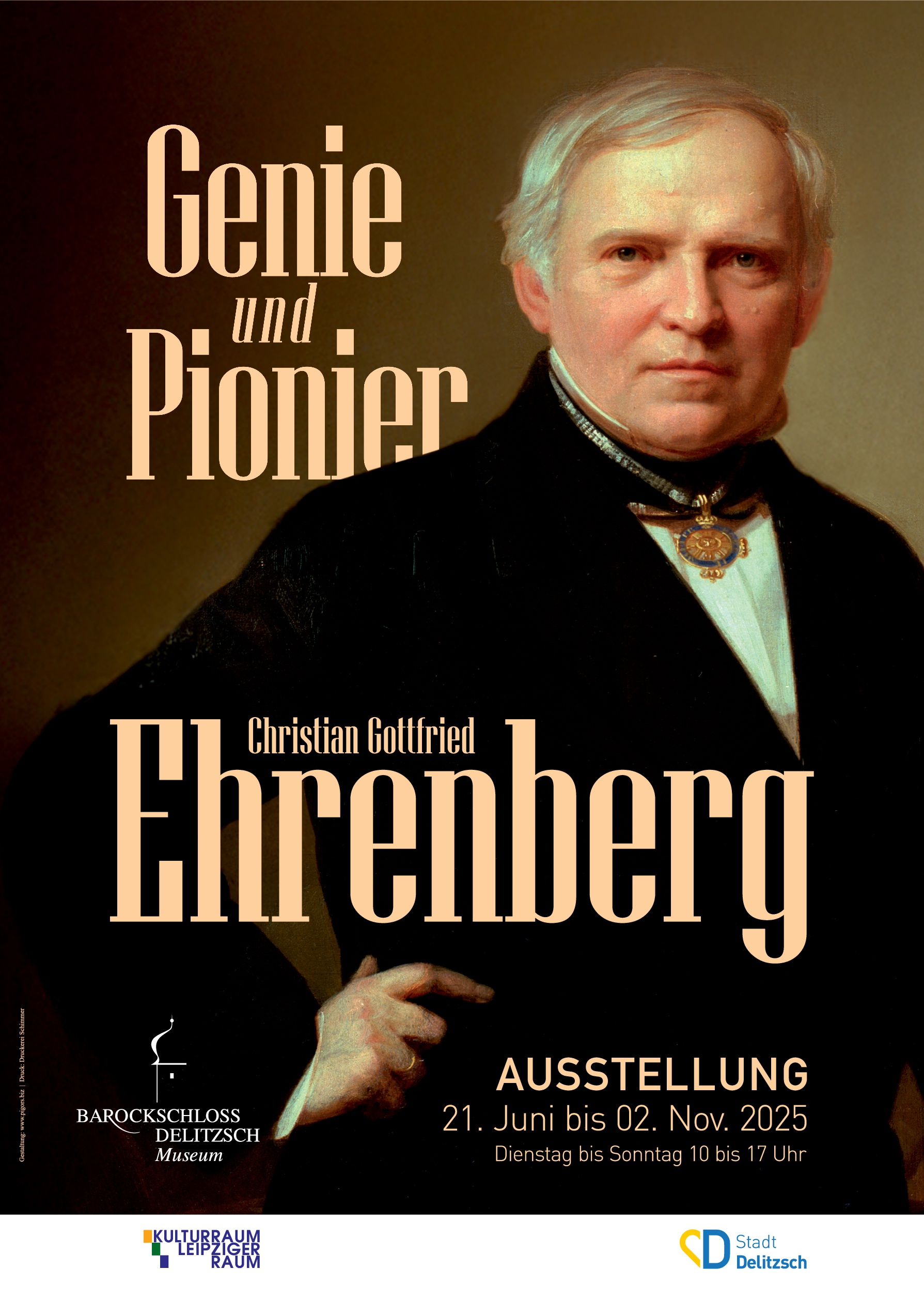 Plakatmotiv ist ein historisches Ölgemälde, das einen stattlich gekleideten und mit einem Orden verzierten Mann mittleren Alters porträtiert. Daneben und darunter stehen der Ausstellungstitel "Genie und Pionier - Christian Gottfried Ehrenberg", der Ausstellungsort, die Laufzeit und die Logos der Fördermittelgeber.