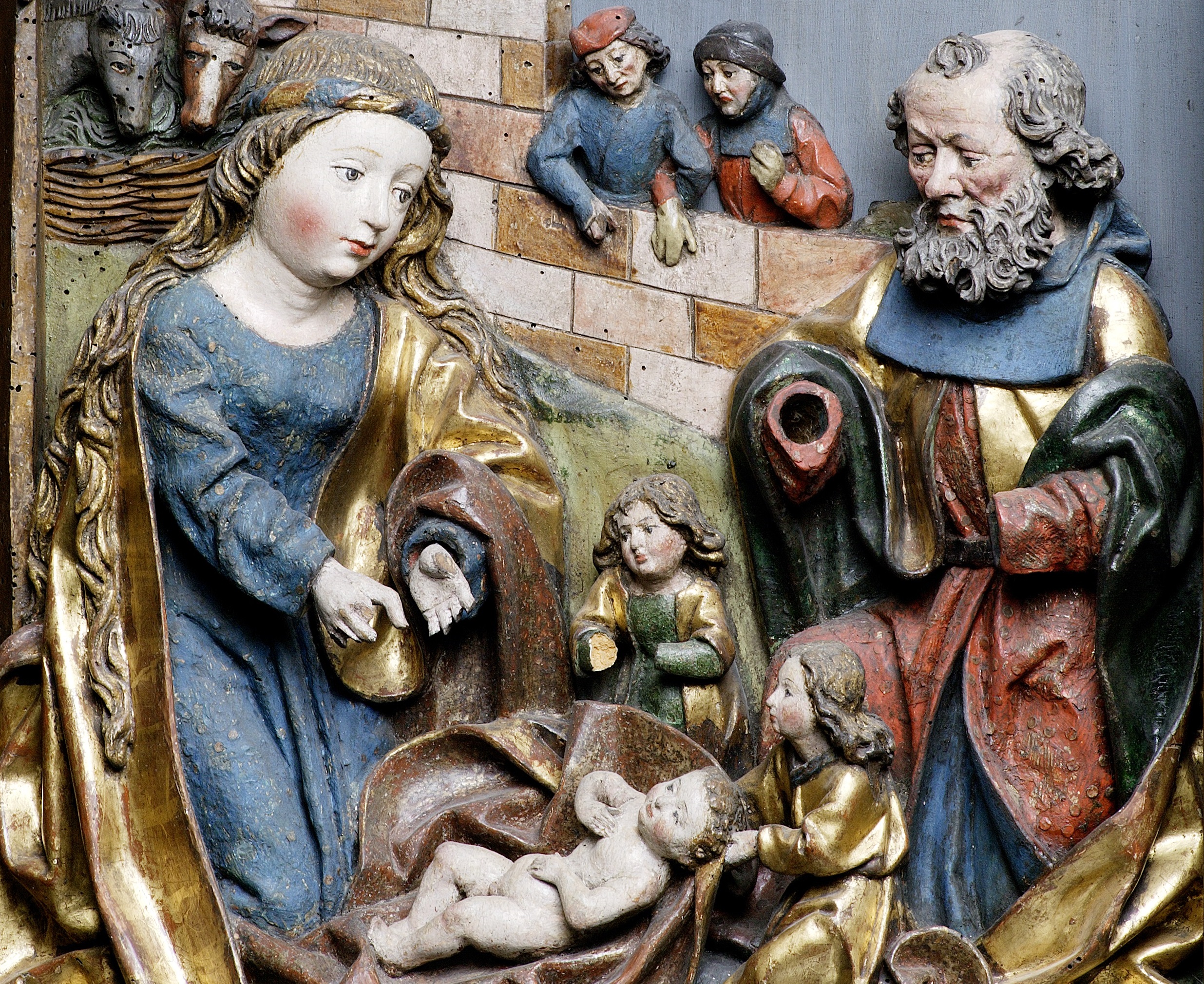 Detailansicht vom geschnitzten Altar der St. Moritz-Kirche Taucha mit der Szene der Geburt Jesu