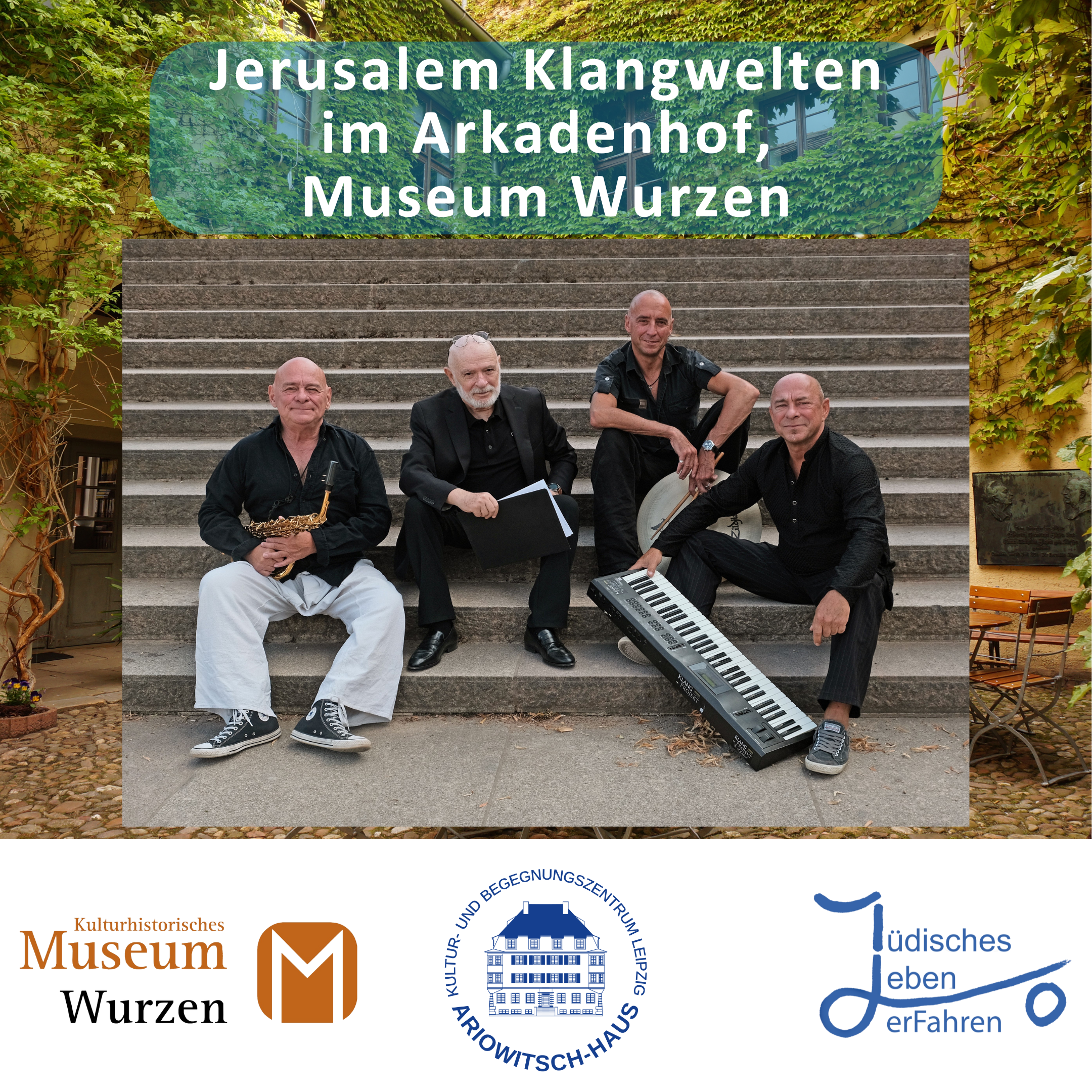 Vier Musiker mittleren Alters sitzen auf einer von Bäumen umgebenen Außentreppe. Auf dem Foto stehen die Worte "Jerusalem Klangwelten im Arkadenhof, Museum Wurzen", darunter sind die Logos der Veranstaltungspartner angeordnet.