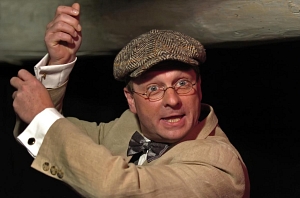 Hagen Möckel Das Foto zeigt den Schauspieler Hagen Möckel während einer szenischen Darstellung.