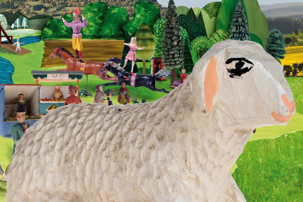 Collage: Geschnitzte Figur eines Lammes vor Frühlingslandschaft