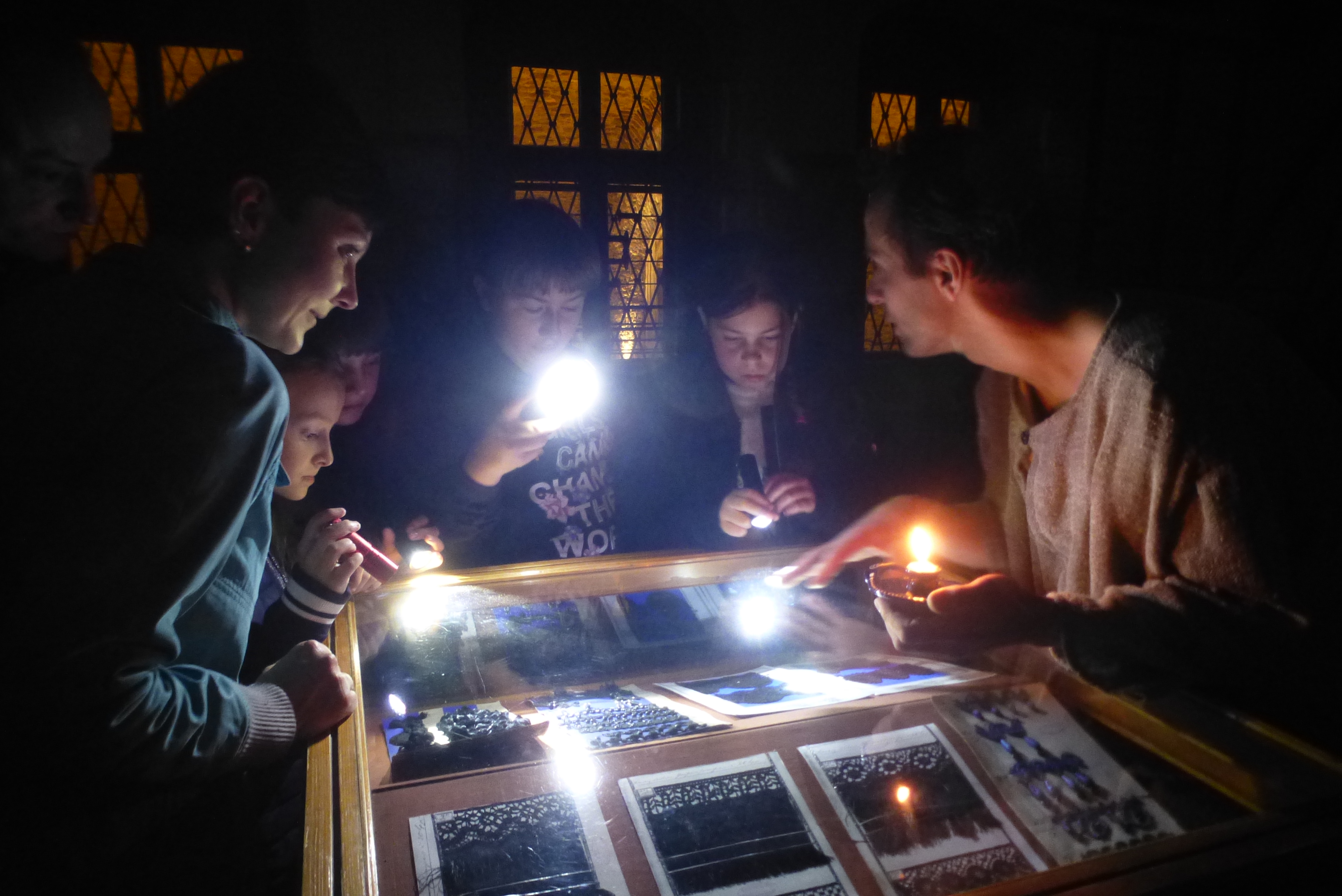 Menschen halten eine Taschenlampe in der Hand