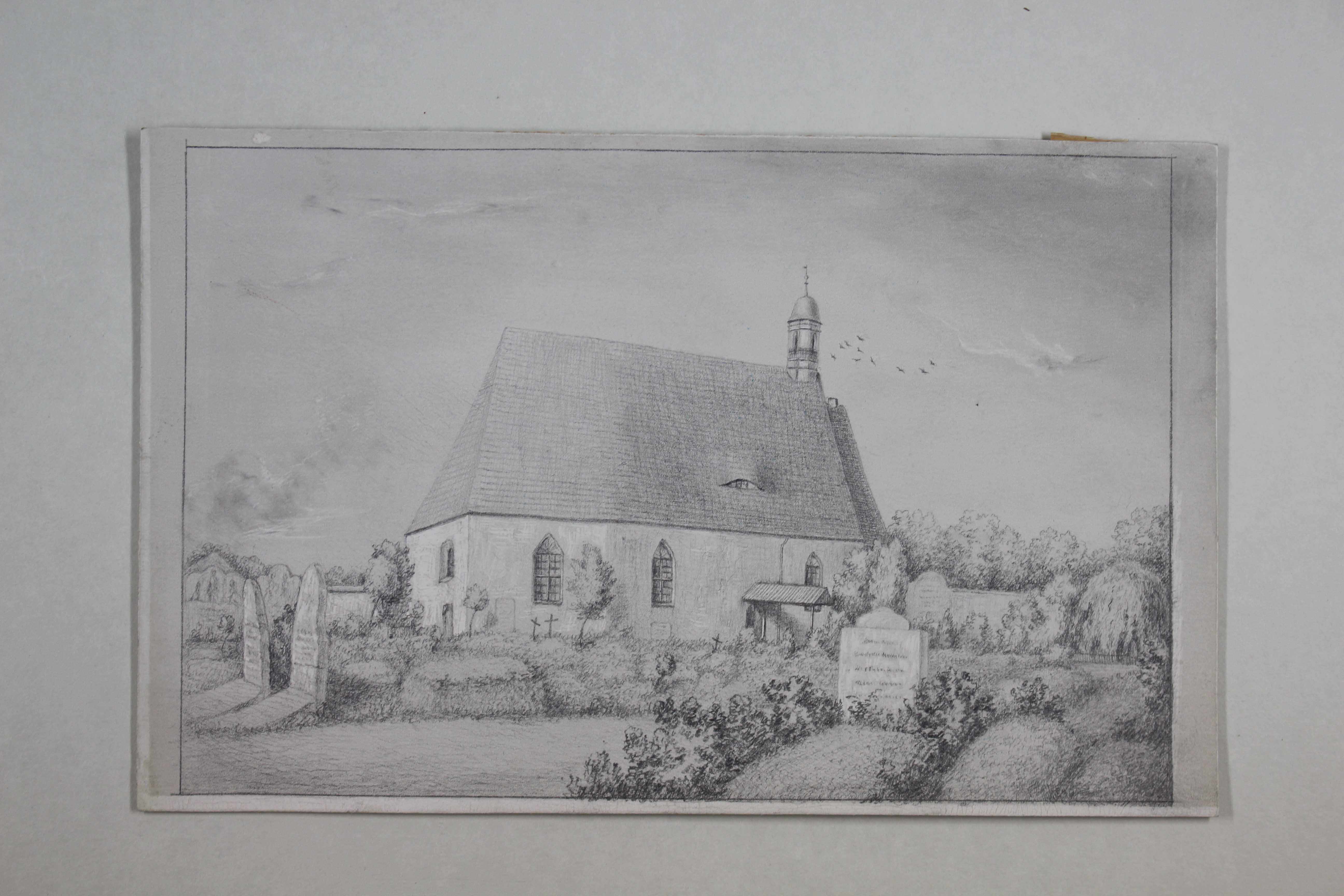 Schwarzweiß-Zeichnung der Seitenansicht der Kirche, davor ein Teil des Friedhofs mit mehreren Grabsteinen