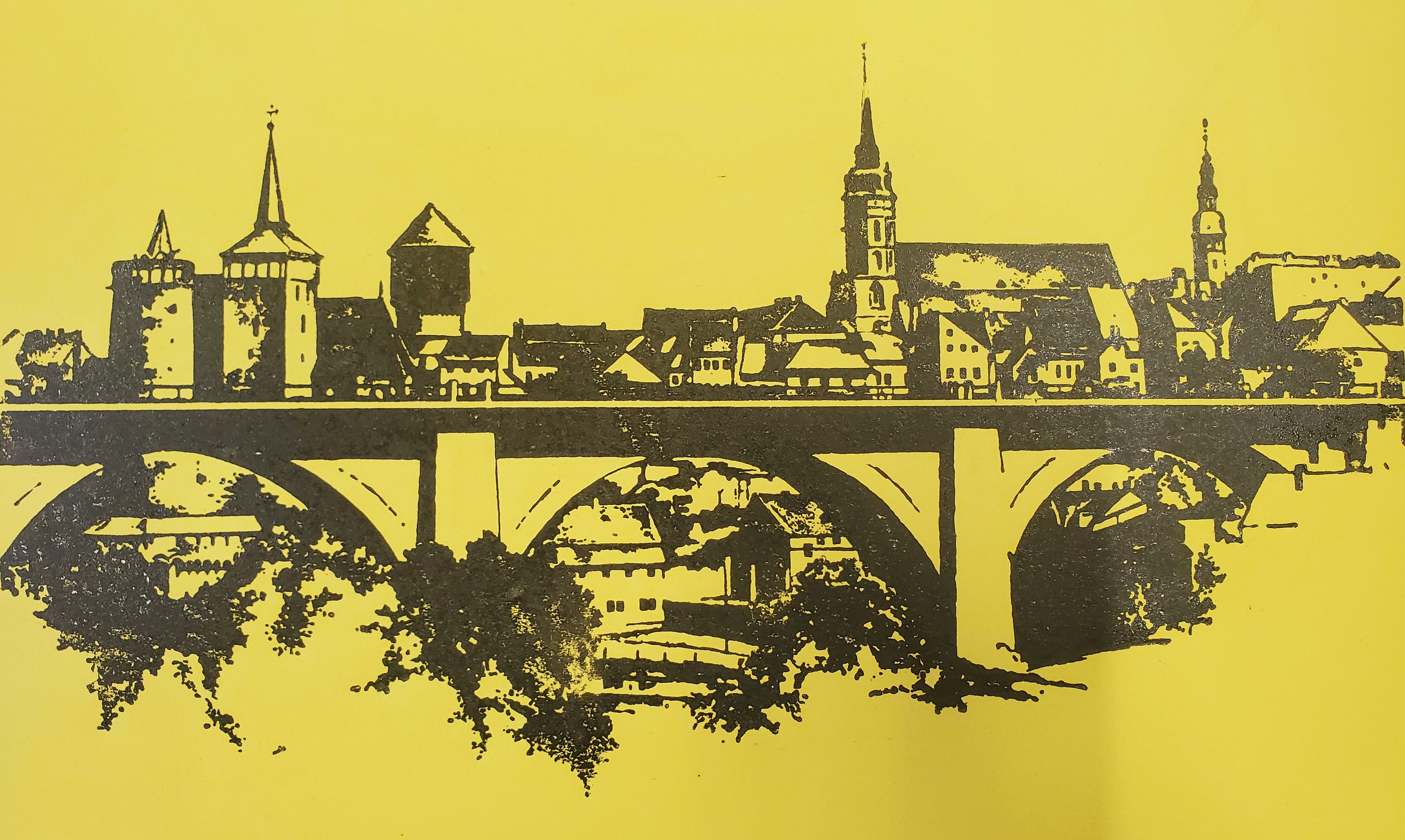 Einfarbiger schwarzer Druck auf gelbem Material, auf dem eine Ansicht der Bautzener Altstadt aus Richtung der Friedensbrücke erkennbar ist