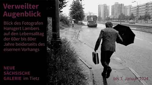 Titel, Ort, Laufzeit und Kurztext zur Ausstellung stehen neben dem zentralen Bildmotiv des Plakates, der Schwarzweißfotografie " OSTRAVA-VÝŠKOVICE, ČSSR, 1987" von Hansgert Lambers. Darauf rennt ein Mann mit Regenschirm in einem Neubaugebiet auf eine Bushaltestelle zu.