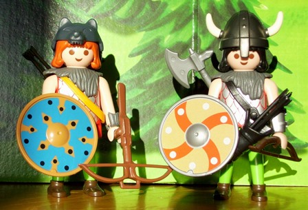 Das Foto zeigt die Playmobil-Figuren zweier Wikinger vor grünem Hintergrund.