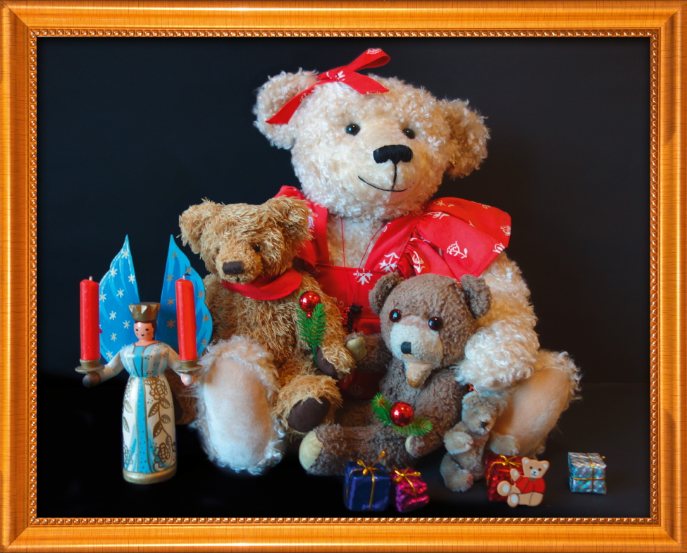 Das Bild zeigt vier Teddybären mit einem Lichterengel.