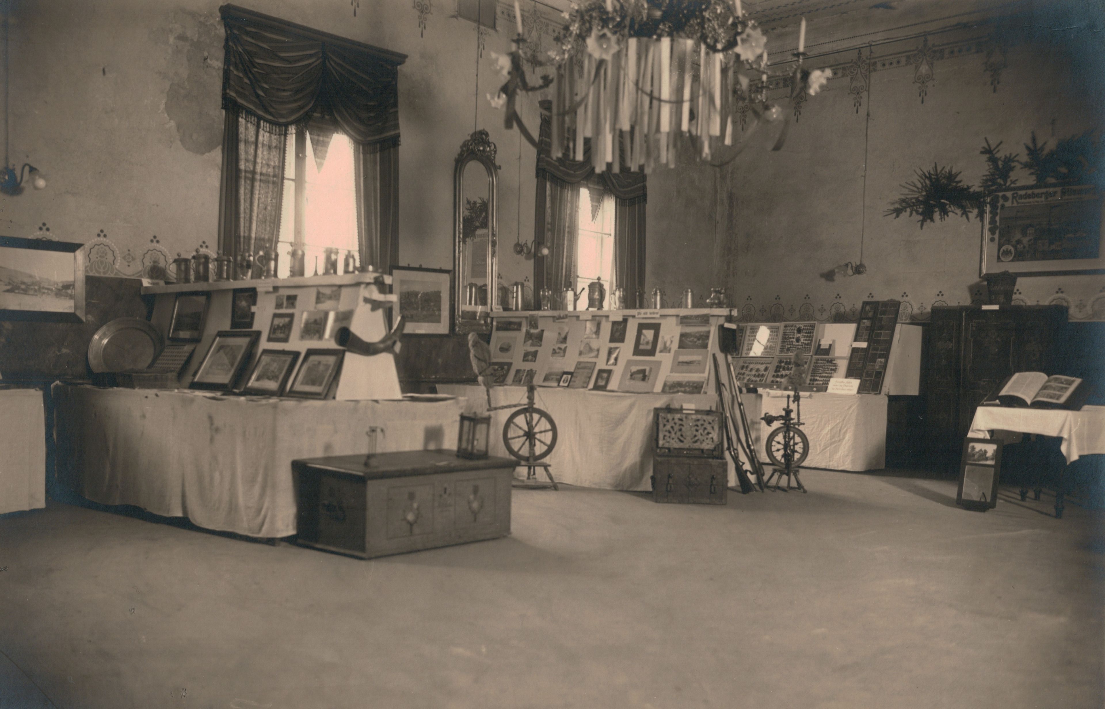 Das historische Schwarzweißfoto gibt einen Blick in die Ausstellung der Rabenauer Heimatsammlung im Jahr 1927.