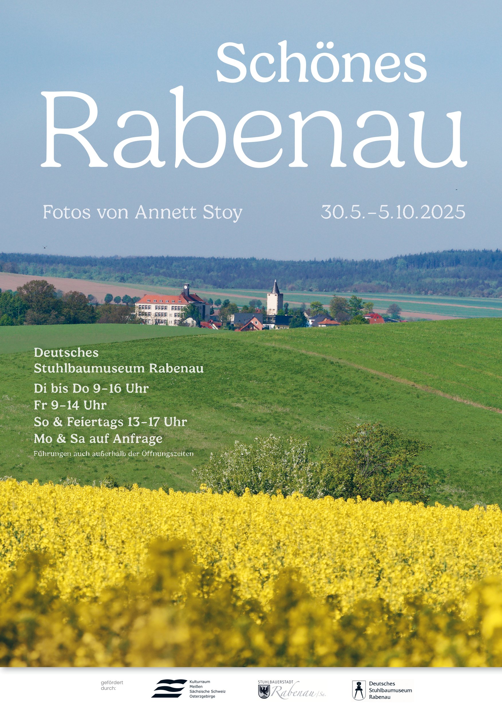 Weitschweifender Blick von einem gelben Rapsfeld über einen grünen Hügel auf den im Tal liegenden Ort Rabenau. Auf dem Plakat vermerkt sind der Ausstellungstitel, die Laufzeit, der Name des Museums mit Öffnungszeiten sowie die Logos der Fördermittelgeber.
