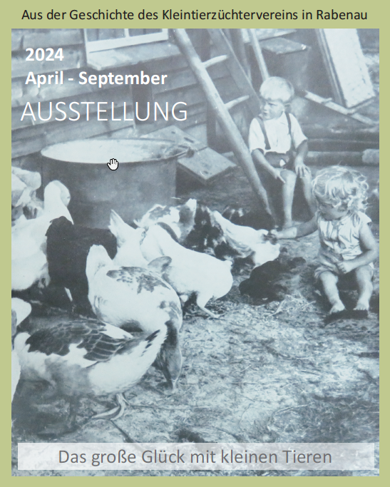 Plakatmotiv ist eine historische Schwarzweißfotografie mit Hühnern und zwei Kindern auf einem Hof; auf dem Plakat sind Angaben zur Ausstellung vermerkt.