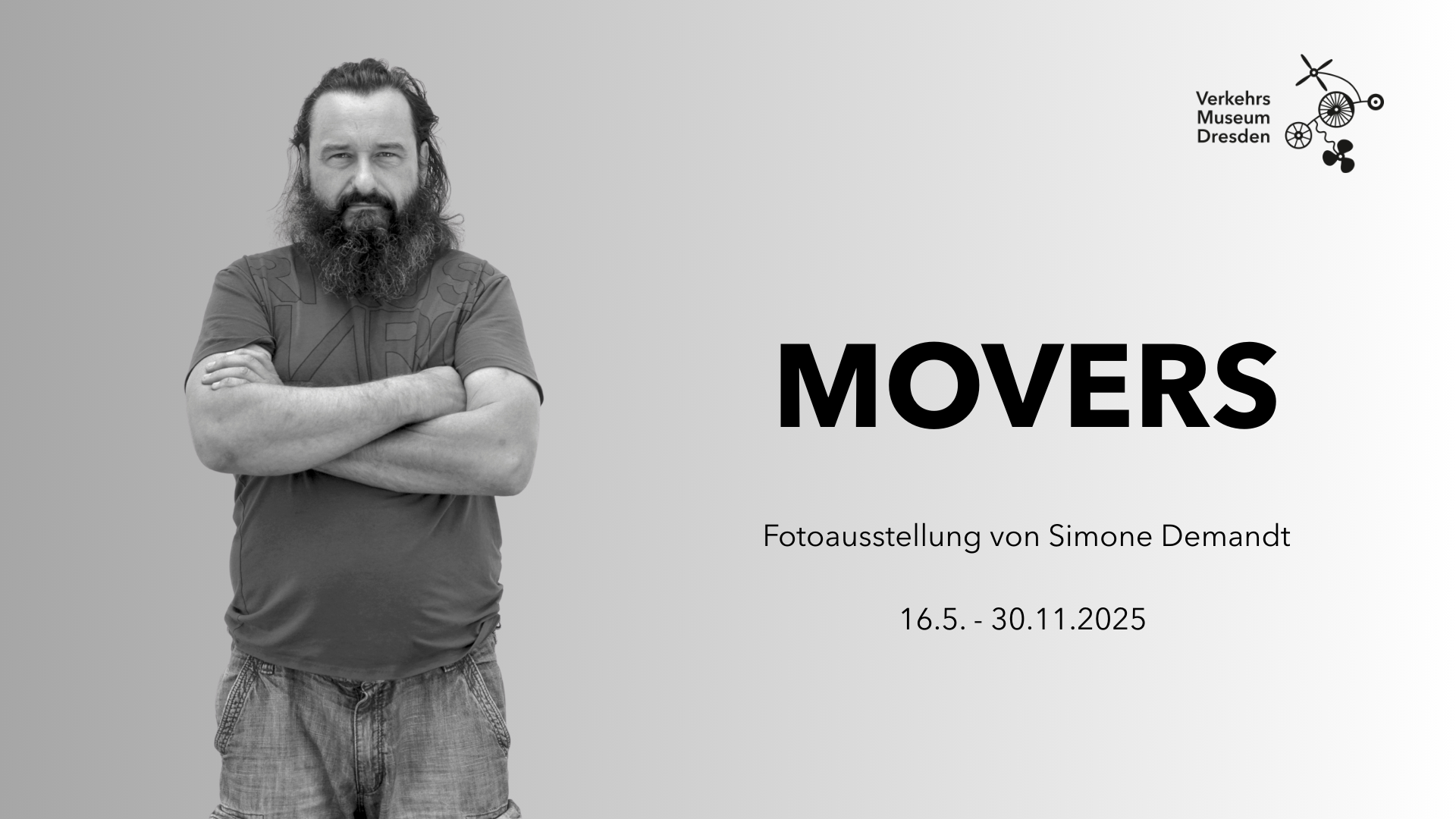 In Schwarzweiß gehaltenes Plakat, auf dem ein direkt in die Kamera blickender, bärtiger Mann mit verschränkten Armen zu sehen ist. Daneben steht: "Movers. Fotoausstellung von Simone Demandt. 16. Mai bis 30. November 2025". Oben rechts das Logo des Verkehrsmuseums Dresden.