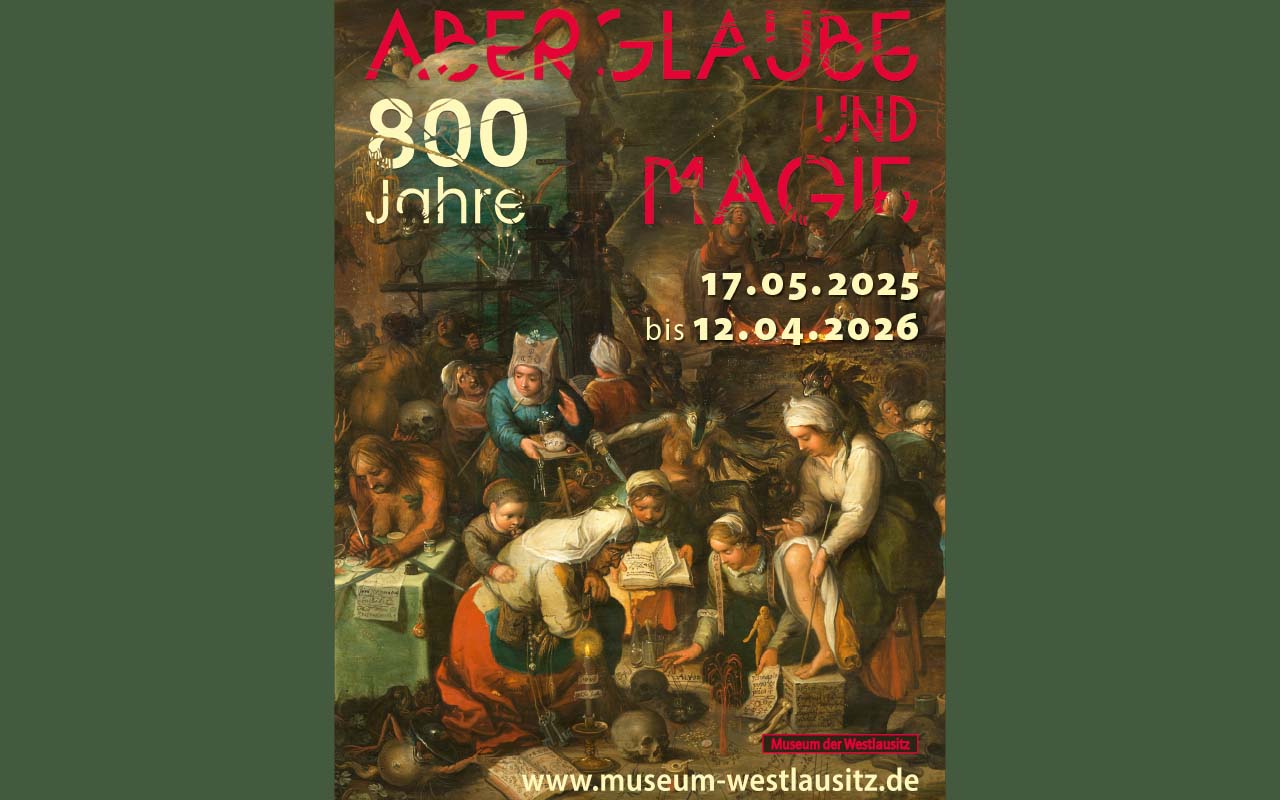 Das Plakat zeigt den Titel '800 Jahre Aberglaube und Magie' in roter Schrift vor einem historischen Gemälde, auf dem mehrere Personen in einer Szene mit Büchern, Kerzen und rituellen Gegenständen dargestellt sind.
