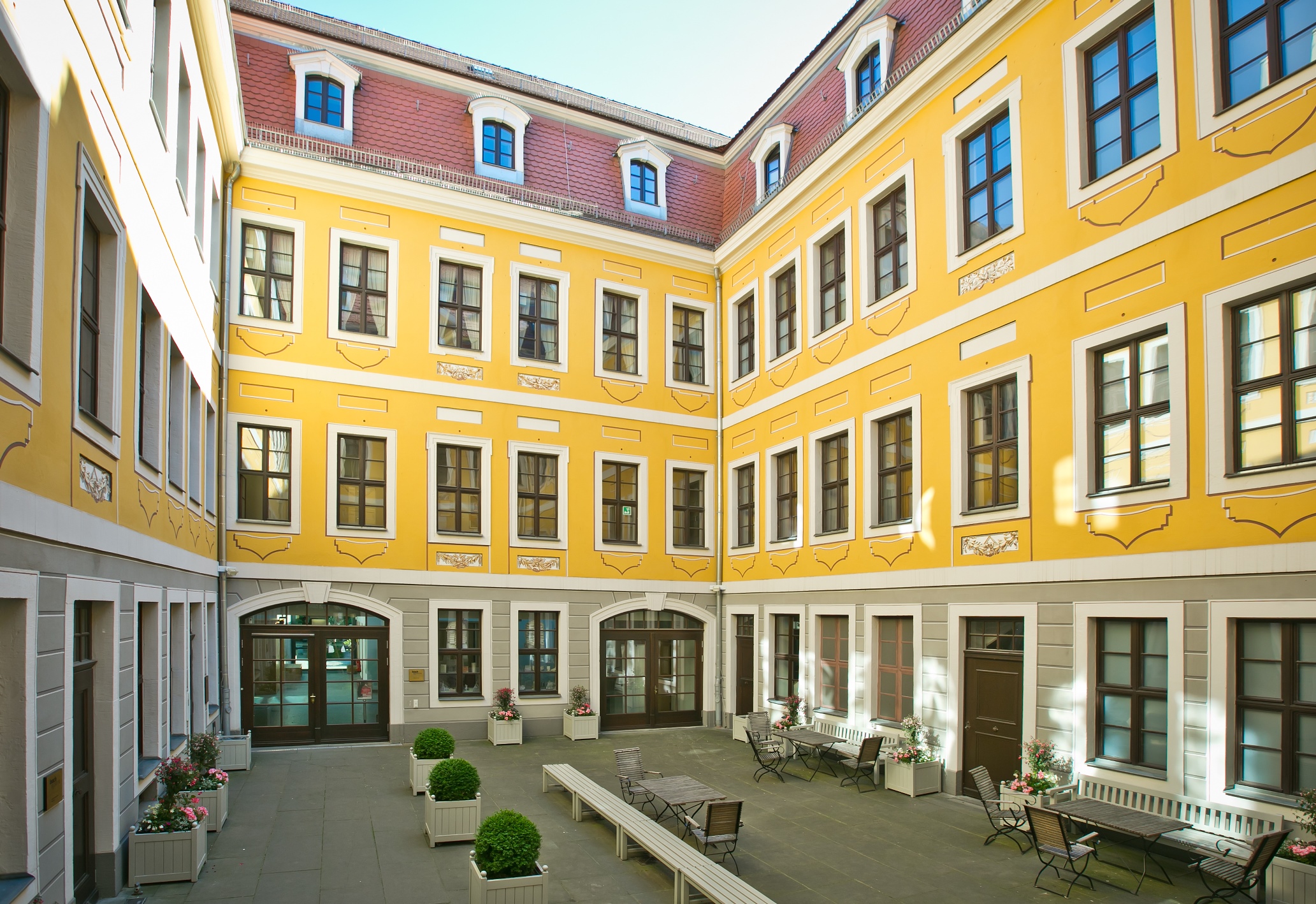 Das Foto zeigt einen Blick in den Innenhof des Bach-Museums Leipzig.