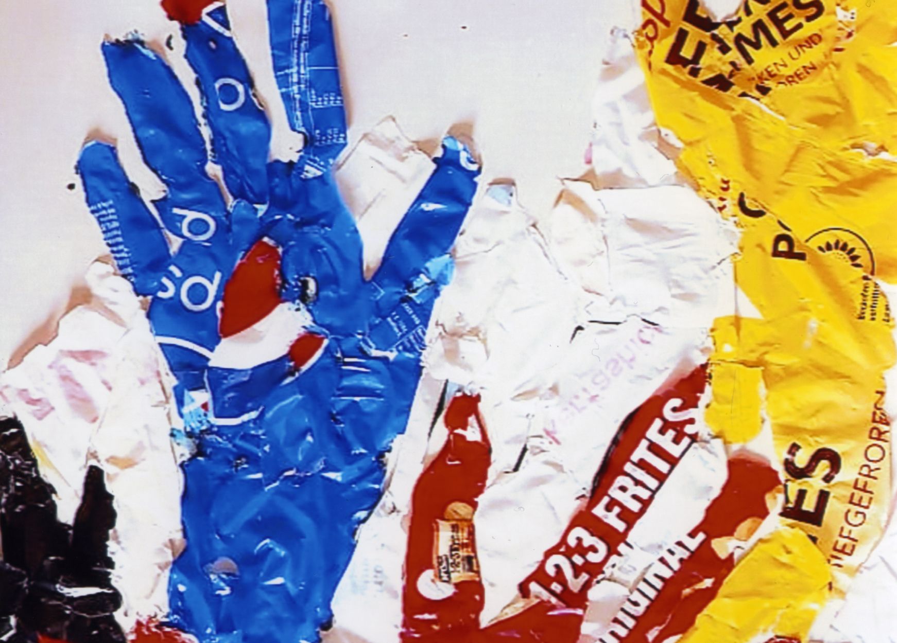 Zu sehen sind Hände, die in Collage-Technik aus verschiedenen farbigen Stücken Thermoplast zusammengesetzt worden sind.