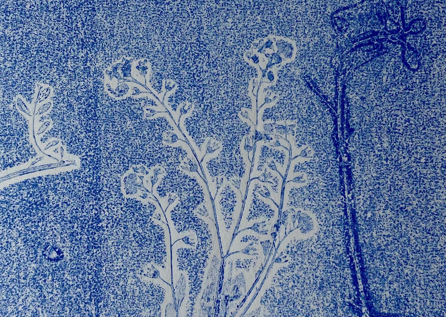 Das Bild zeigt einen Ausschnitt aus einem Linolschnitt. Auf blauem Grund sind schemenhaft Pflanzen zu erkennen.