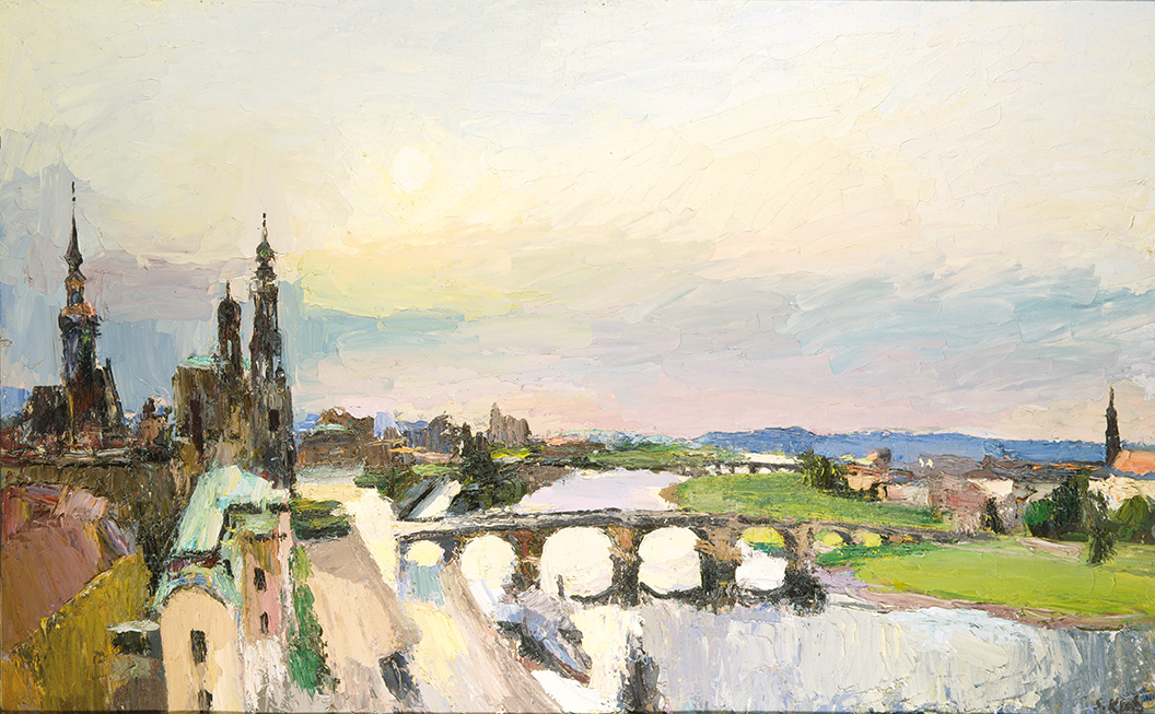 Gemälde mit Türmen der Schlosskirche und des Schlosses in der Dresdener Altstadt linkerhand, der sich über die Elbe und die Elbwiesen spannenden Augustusbrücke und einem weiter flussabwärts schweifenden Panorama