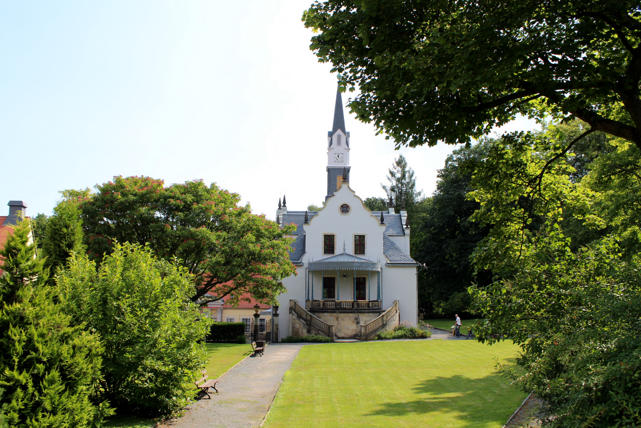 Das Foto zeigt Schloss Burgk mit angrenzendem Park