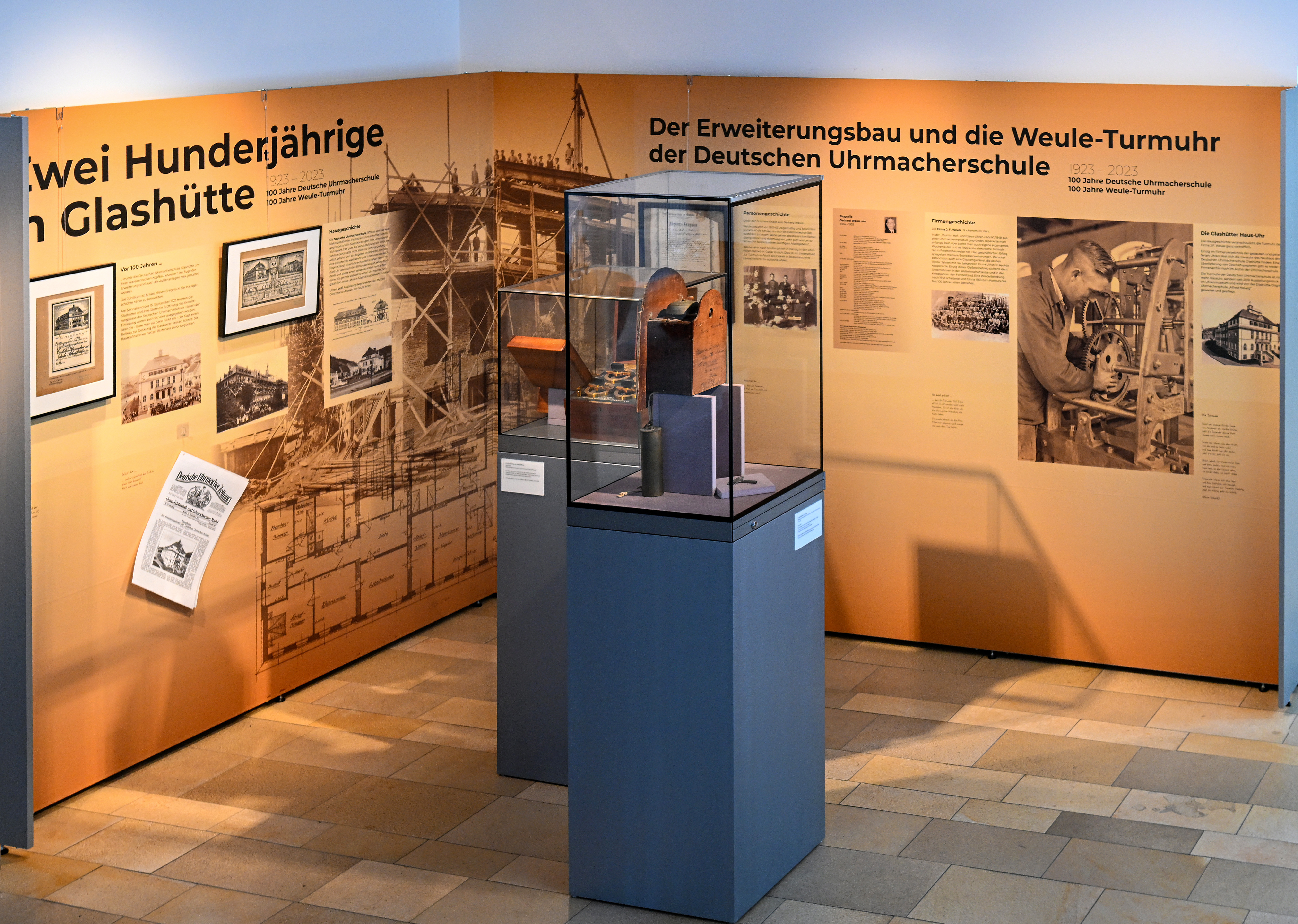 Gesamtbild der Foyer-Ausstellung mit zwei Ausstellungstafeln