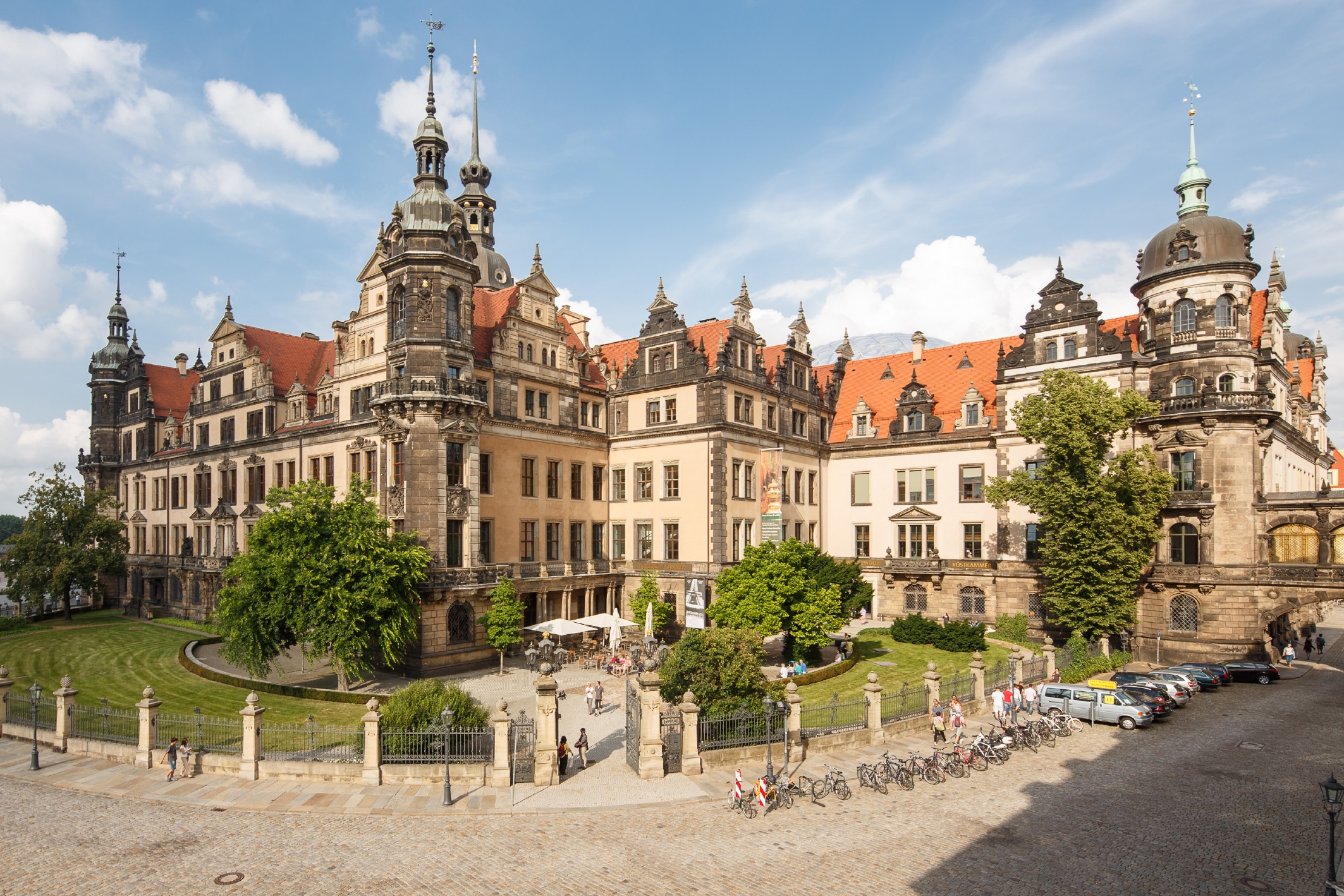 Das Foto zeigt eine sommerliche Außenansicht des Residenzschlosses Dresden aus Perspektive von Sophienstraße/Ecke Taschenberg.